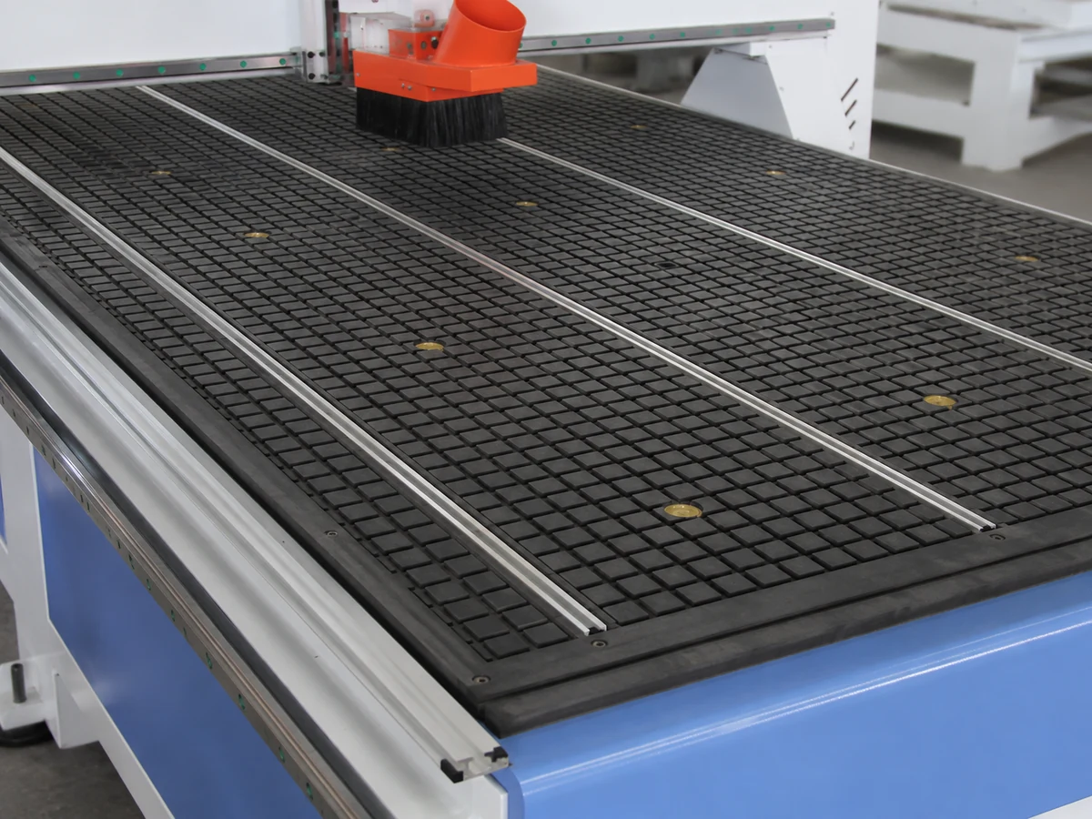 Close-up of the KK-1325 vacuum and T-slot working table