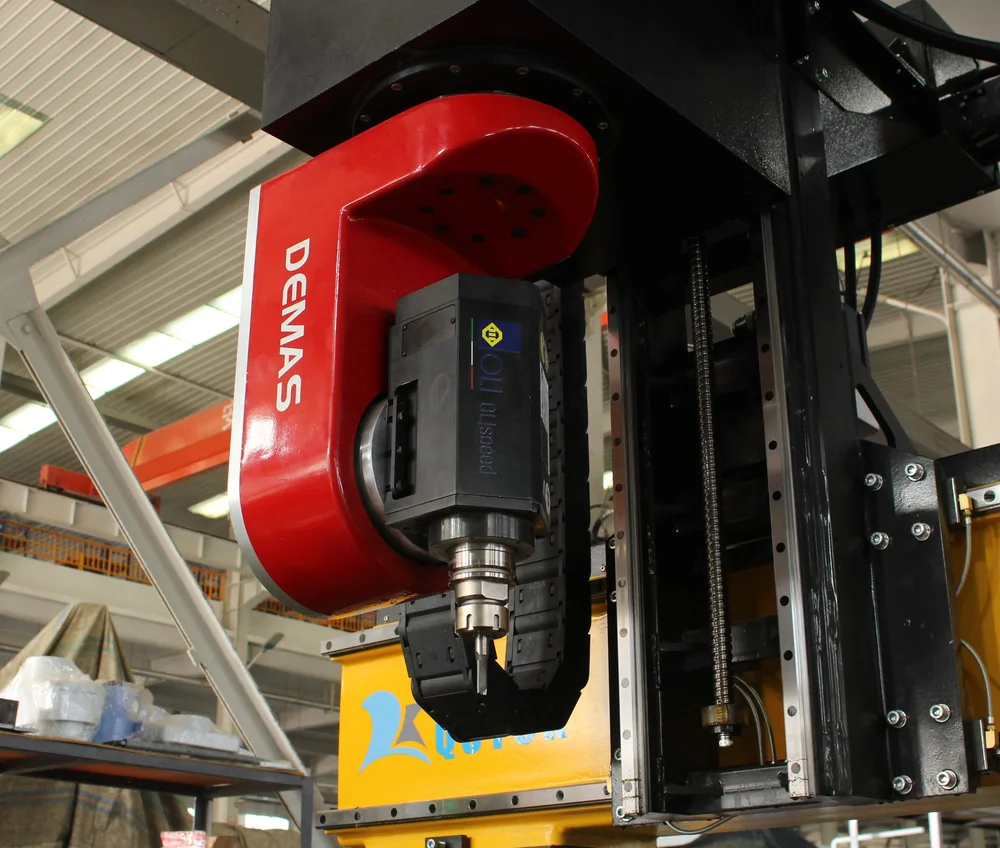 DEMAS 5 axis machining head installed on the PA-3713 CNC machining center