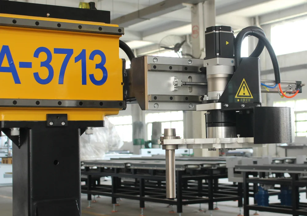 PA-3713 carousel automatic tool changer beside the machining head